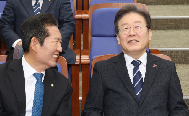더불어민주당 이재명 대표(오른쪽)와 정청래 후보. 연합뉴스