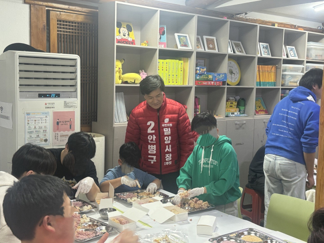 아동센터에서 과자를 만드는 아이들을 격려하고 있는 안병구 예비후보. 안병구 밀양시장 예비후보사무실 제공