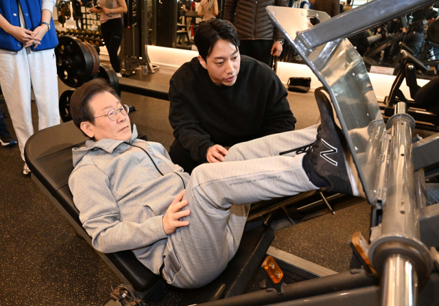 더불어민주당 이재명 대표가 28일 은평구 한 헬스장에서 직장인 정책간담회 전 운동을 하고 있다. 연합뉴스