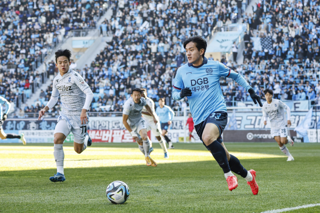 지난 시즌 38라운드 대구FC와 인천 유나이티드와의 경기에서 홍철 선수가 드리블을 하고 있다. 대구FC 제공