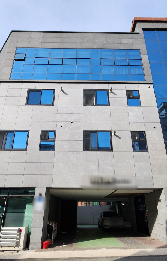 28일 대구 남구 대명동의 한 빌라. 이 건물에 거주하는 임차인 10가구 중 4가구가 계약 만료 이후에도 보증금을 돌려받지 못하고 있다. 건물은 지난 8일 강제경매로 넘겨졌다. 윤수진 기자