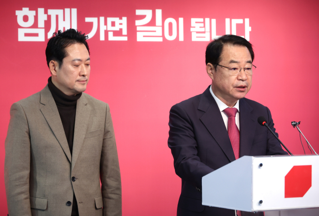 국민의힘 정영환 공천관리위원장(오른쪽)이 26일 여의도 당사에서 회의결과를 발표하고 있다. 왼쪽은 장동혁 사무총장. 연합뉴스