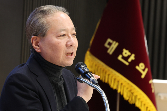 주수호 대한의사협회 비상대책위원회 언론홍보위원장이 28일 오후 서울 용산구 대한의사협회 회관에서 의협 비대위 정례브리핑을 하고 있다. 연합뉴스