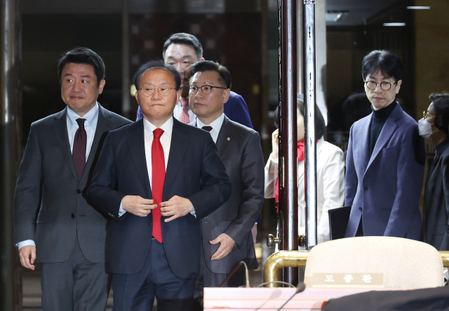 국민의힘 윤재옥 원내대표가 28일 국회에서 열리는 의원총회에 입장하며 심각한 표정을 짓고 있다. 연합뉴스