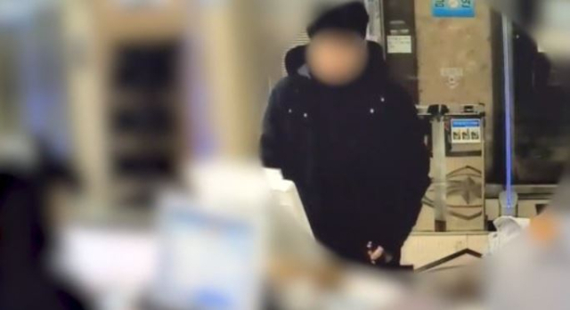 지난 15일 경기 시흥시 정왕동의 한 사우나에 들어서는 목욕탕 사물함 상습절도범 A씨. 경기남부경찰청 제공