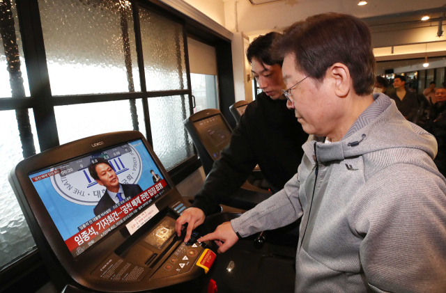 더불어민주당 이재명 대표가 2024년 2월 28일 은평구 한 헬스장에서 직장인 정책간담회 전 런닝머신을 하고 있는 모습. 당시 러닝머신 화면에는 국회 소통관에서 공천 관련 기자회견 중인 임종석 전 대통령 비서실장 뉴스가 나오고 있다. 연합뉴스