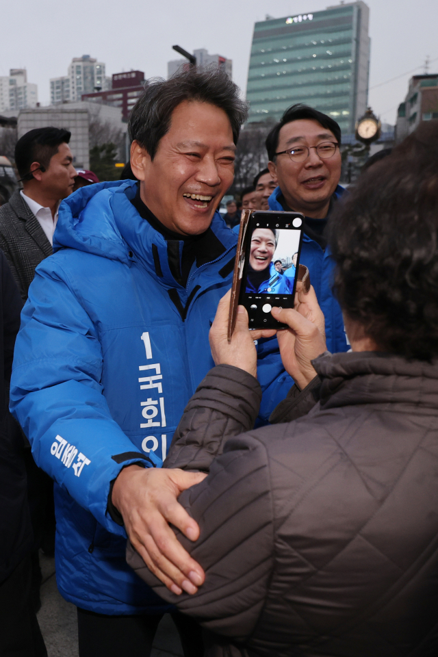 더불어민주당의 전략 지역구인 서울 중·성동갑에서 공천 배제된 임종석 전 청와대 비서실장이 28일 오후 서울 성동구 왕십리역 광장에서 선거운동을 하고 있다. 이날 임 전 실장은 당 지도부에 서울 중·성동갑에 자신을 컷오프하고 전현희 전 국민권익위원장을 전략공천 한 결정을 재고해달라고 촉구했다. 연합뉴스