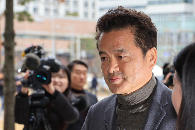 더불어민주당 임종성 전 의원이 28일 오후 서울동부지방법원에서 열린 구속 전 피의자 심문(영장실질심사)에 출석하고 있다. 임 전 의원은 경기 광주시 지역구 소재 건설업체 두 곳에서 1억1천500만원 상당의 금품을 수수한 혐의를 받는다. 연합뉴스
