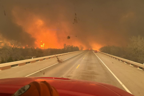 美텍사스 산불, 서울 5배 면적 태우며 확산…