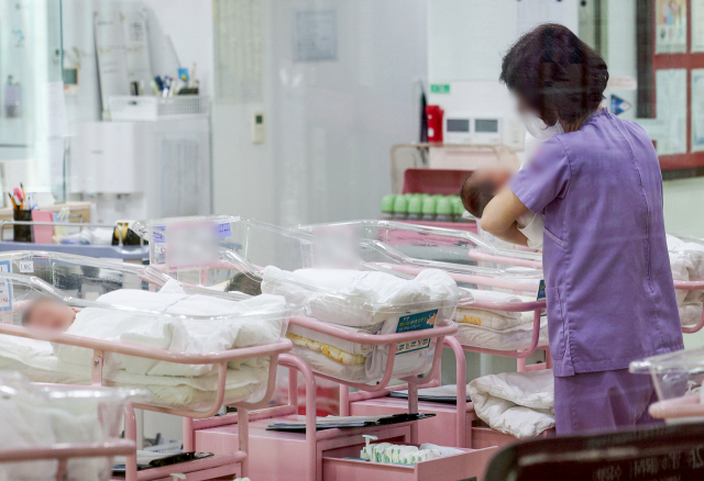 사진은 서울 시내 한 산후조리원 신생아실에서 간호사 등 관계자가 신생아들을 돌보고 있는 모습. 연합뉴스
