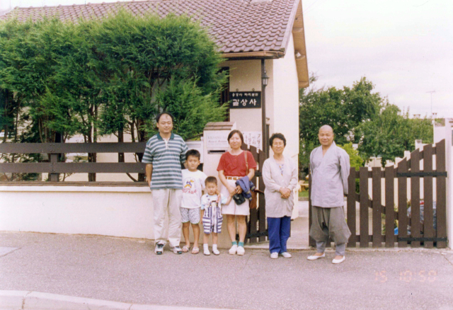 1994년 송광사 파리 분원 길상사에서. 왼쪽부터 남편과 두 아들, 필자(이철순), 어머니 고(故) 김남희 씨, 고(故) 지묵 스님. 이철순 씨 제공