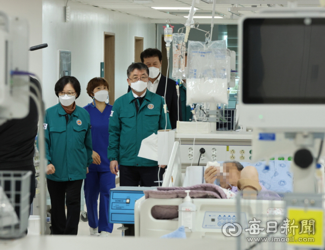 장상길 포항시 부시장과 시 공무원들이 29일 포항의료원을 방문해 현장 상황을 점검하고 있다. 포항시 제공