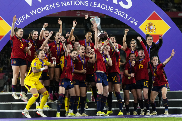 2023-24 여자 네이션스리그 초대 챔피언에 오른 스페인 여자축구대표팀 선수들이 환호하고 있다. 연합뉴스