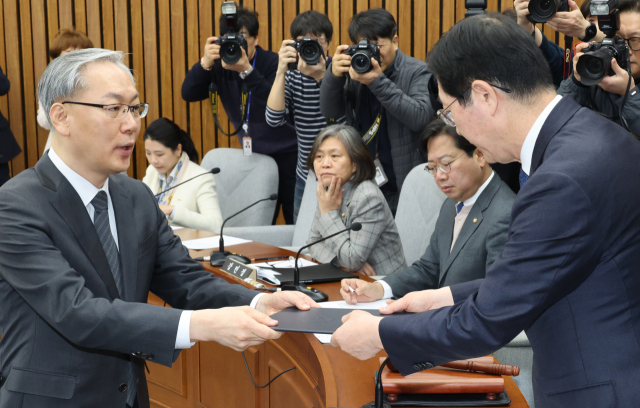 엄상필 대법관 후보자가 28일 국회에서 열린 인사청문회에서 민홍철 위원장에게 선서문을 전달하고 있다. 연합뉴스