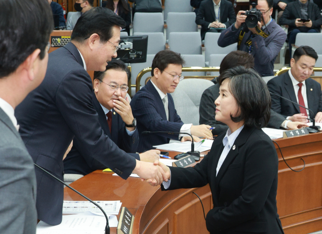 신숙희 대법관 후보자가 27일 오전 서울 국회에서 열린 국회인사청문특별위원회 인사청문회에서 민홍철 위원장과 악수하고 있다. 연합뉴스