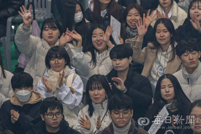 지난달 계명대 성서캠퍼스 체육관에서 열린 대면 입학식에 참여한 24학번 신입생들의 얼굴에 봄의 설렘과 발람함이 묻어 난다. 매일신문DB