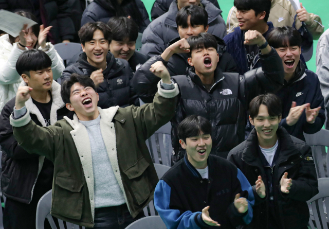 지난달 계명대 성서캠퍼스 체육관에서 열린 입학식에 참여한 24학번 신입생들의 얼굴에 봄의 설렘과 발람함이 묻어 난다. 매일신문DB