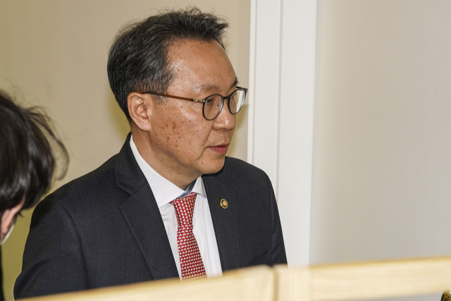정부가 집단행동 중인 전공의들에게 제시한 복귀 시한인 29일 서울 여의도 건강보험공단 서울본부에서 열린 정부와 전공의 사이의 대화에 박민수 복지부 2차관이 참석하고 있다. 연합뉴스