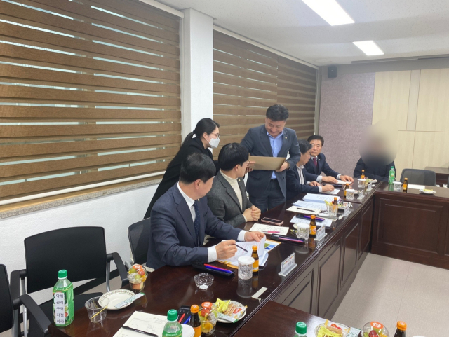 대구 서구 주민들이 악취 실태 자료와 악취관리지역 지정을 촉구하는 서명부 양식을 악취특위에게 전달했다. 독자 제공