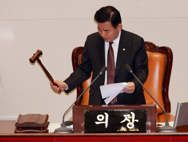 대통령 배우자 김건희의 도이치모터스 주가조작 의혹 진상규명을 위한 특별검사 임명 등에 관한 법률안 재의의 건이 29일 저녁 국회 본회의에서 부결되고 있다. 연합뉴스