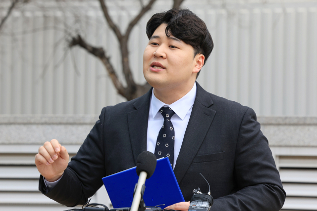 대전성모병원에서 전공의로 근무하다 사직서를 제출한 류옥하다 씨가 29일 오후 서울 용산구 대한의사협회 앞에서 기자회견을 열고 정부에 소통 창구 통일 등을 요구하고 있다. 연합뉴스