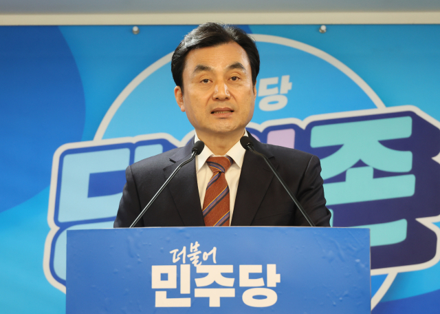 더불어민주당 안규백 전략공천관리위원장이 1일 서울 여의도 중앙당사에서 전략공관위 회의 결과를 발표하고 있다. 연합뉴스