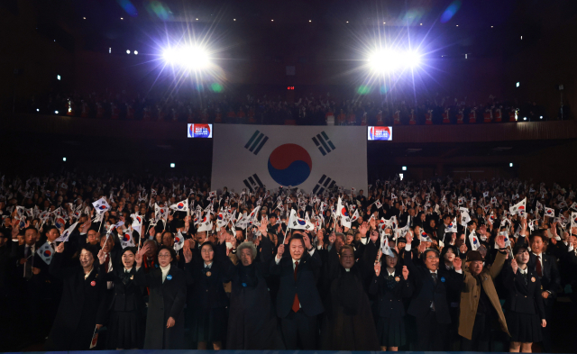 윤석열 대통령이 1일 서울 중구 유관순 기념관에서 열린 제105주년 3.1절 기념식에서 만세삼창을 하고 있다. 연합뉴스