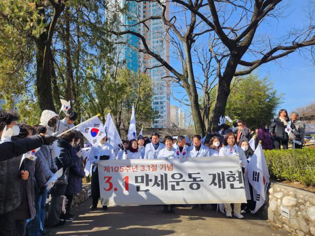 두루마기와 유관순복을 입은 시민들이 1일 대구 중구 청라언덕에서 열린