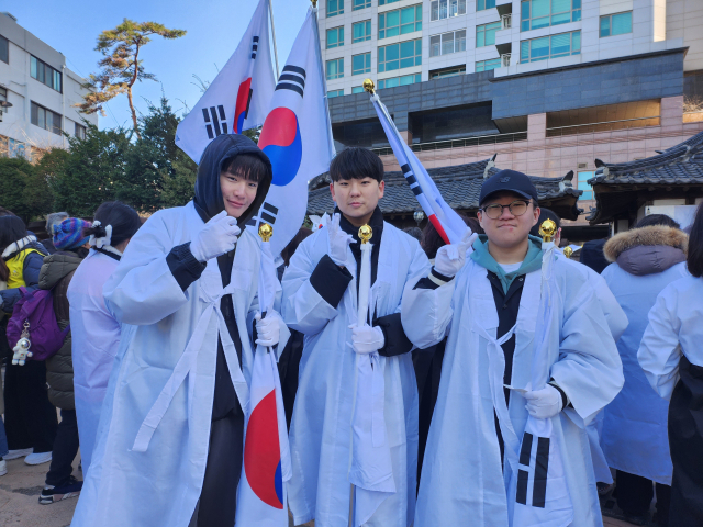 두루마기를 입은 최재원씨(15·오른쪽)가 1일 대구 중구 서상돈 고택 앞에서 태극기를 흔들며 친구들과 포즈를 취하고 있다. 이정훈 수습기자