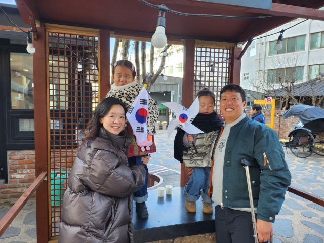 1일 대구 중구의 서상돈 고택 앞에서 이효리 어린이(6·왼쪽에서 두번째)가 가족들과 함께 태극기를 들고 포즈를 취하고 있다. 이정훈 수습기자