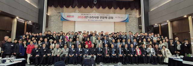 나라사랑 인문학 특강이 끝난 뒤 참석자들이 한 자리에 모였다. 재경 시도민회 제공