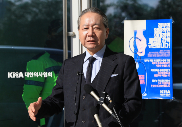 주수호 대한의사협회(의협) 비상대책위원회 언론홍보위원장이 1일 오후 서울 용산구 의협 회관 앞에서 경찰의 압수수색과 관련한 입장을 밝히고 있다. 연합뉴스