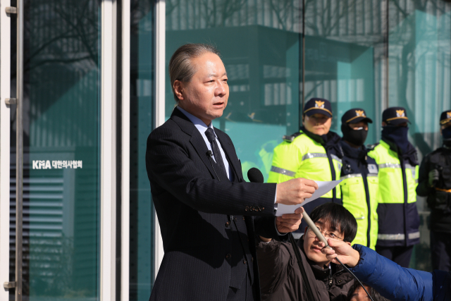 주수호 대한의사협회(의협) 비상대책위원회 언론홍보위원장이 1일 오후 서울 용산구 의협 회관 앞에서 경찰의 압수수색과 관련해 입장을 밝히고 있다. 연합뉴스