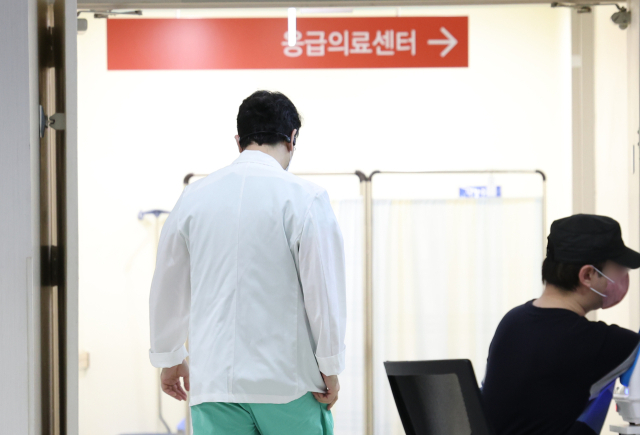 보건복지부는 1일 집단행동 중인 전공의 13명에 대한 업무개시명령을 홈페이지 등을 통해 공시송달했다. 사진은 이날 오전 서울 시내 한 대학병원에서 의료진이 응급의료센터로 이동하고 있다. 연합뉴스
