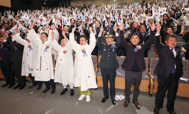 제105주년 3.1절을 맞아 경상북도는 도청 동락관에서 기념식을 개최했다. 이철우 경북도지사, 배한철 경북도의회 의장 등 참석자들이 만세 삼창을 외치고 있다. 경북도 제공.