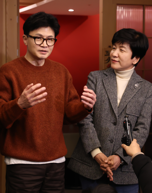 국민의힘 한동훈 비상대책위원장과 더불어민주당을 탈당한 국회부의장 김영주 의원이 1일 오후 서울 종로구 모처에서 회동을 마친 후 취재진과 인터뷰를 하고 있다. 연합뉴스
