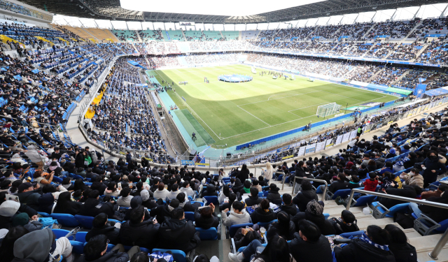 1일 오후 프로축구 개막전이 열린 울산 문수축구경기장이 관중으로 가득 차 있다. 연합뉴스