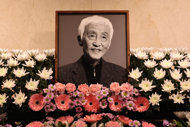 1일 오후 서울 신촌세브란스병원 장례식장에 연극배우 오현경씨의 빈소가 마련돼 있다. 유족들에 따르면 오 씨는 이날 오전 9시 11분께 김포의 한 요양원에서 숨을 거뒀다. 향년 88세. 발인은 오는 5일, 장지는 천안공원묘원이다. 연합뉴스