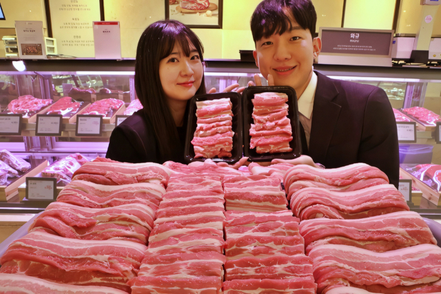 롯데백화점은 다가오는 삼겹살 데이(3월 3일)를 맞아 전 지점에서 다음 달 3일까지 삼겹살 할인 행사를 진행한다고 25일 밝혔다. 사진은 롯데백화점 본점 지하 1층 식품관에서 모델들이 