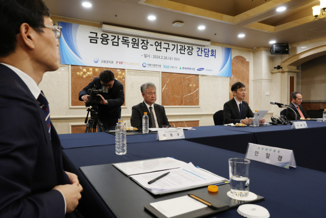이복현 금융감독원장이 지난달 28일 오전 서울 여의도 켄싱턴호텔에서 열린 연구기관장과의 간담회에서 발언하고 있다. 연합뉴스