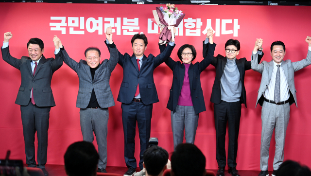 국민의힘 한동훈 비상대책위원장(오른쪽 두번째)과 윤재옥 원내대표 등이 23일 여의도 당사에서 열린 비례대표 위성정당