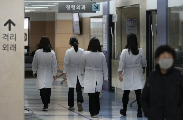 전공의 집단이탈 복귀 시한 마지막 날인 지난달 29일 대구 한 상급종합병원에서 한 의료들이 발걸음을 옮기고 있다. 김영진 기자 kyjmaeil@imaeil.com