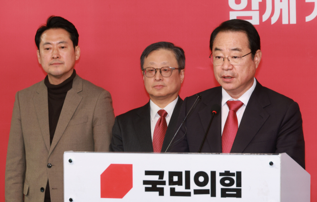 국민의힘 정영환 공천관리위원장이 2일 서울 여의도 중앙당사에서 경선 지역 결과를 발표하고 있다. 연합뉴스