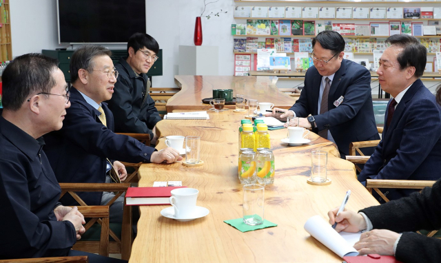 권기창 안동시장이 투자와 일자리가 넘치는 친환경기업도시 조성을 위한 기업체 방문을 이어가고 있다. 사진은 안동에 입주한 OKF 이상신 회장과 얘기나누는 모습. 안동시 제공