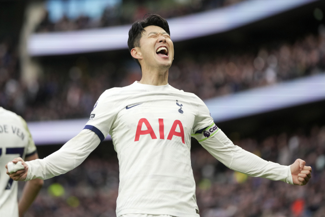토트넘의 손흥민이 3일 영국 런던의 토트넘 홋스퍼 스타디움에서 열린 2023-2024 EPL 27라운드 크리스털 팰리스와의 경기에 출전해 팀의 세 번째 골을 터뜨린 뒤 포효하고 있다. 연합뉴스