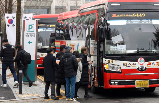 대한의사협회가 3일 서울 여의도공원에서 전국의사총궐기대회를 여는 가운데, 이날 오전 대전시의사회 관계자들과 대전지역 의대생들이 전세버스를 타고 집회 현장으로 떠나고 있다. 연합뉴스