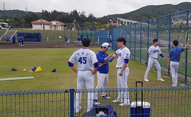 삼성 라이온즈가 일본 오키나와 온나손에서 전지훈련 중이다. 임창민과 김재윤이 불펜 투구 후 트레이너로부터 몸 상태를 점검받고 있는 모습. 채정민 기자