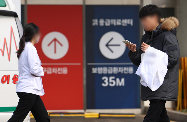 의대 정원 확대를 둘러싼 전공의들의 집단행동이 계속되고 있는 3일 서울 시내의 한 대학병원 응급실 앞으로 의료진이 지나고 있다. 연합뉴스