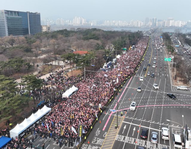 3일 오후 서울 영등포구 여의대로에서 열린 대한의사협회 주최 전국의사총궐기 대회에서 참가자들이 구호를 외치고 있다. 연합뉴스