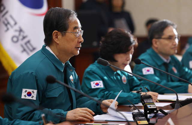 한덕수 국무총리가 3일 오후 정부서울청사에서 의사 집단행동 관련 중앙재난안전대책본부 회의를 주재하며 발언하고 있다. 연합뉴스